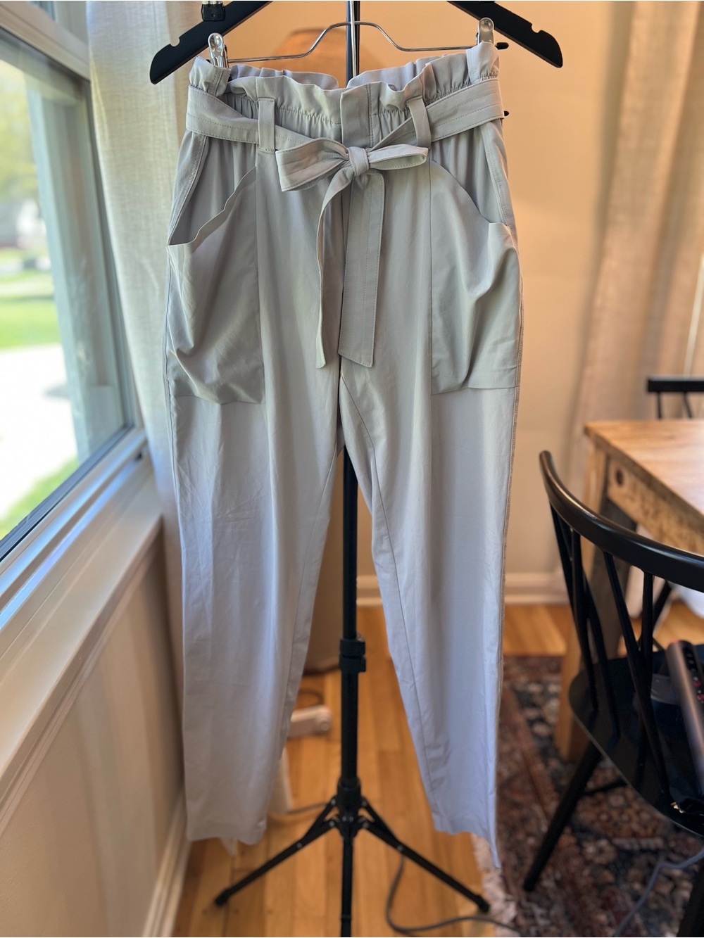 Athleta Light Gray Paperbag Waist Tie-Front Trousers PREOWNED size 6